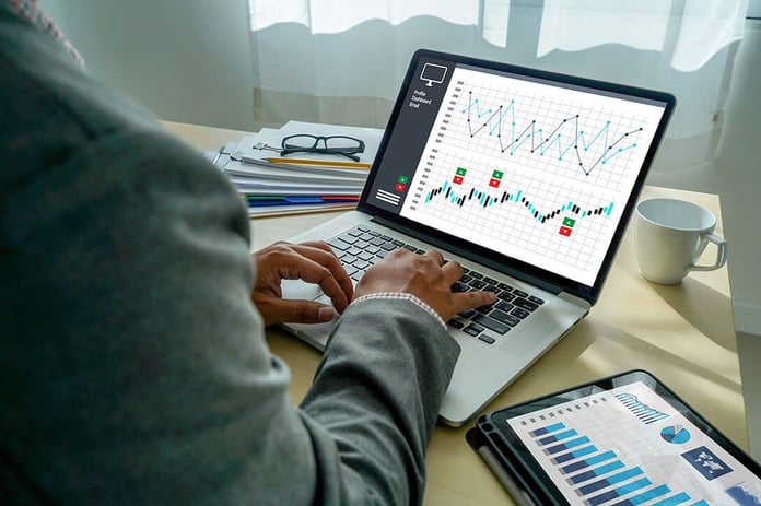 1088x725_-_243826254---Data-Analytics-Trends-for-2020 Worker analyzing data trends