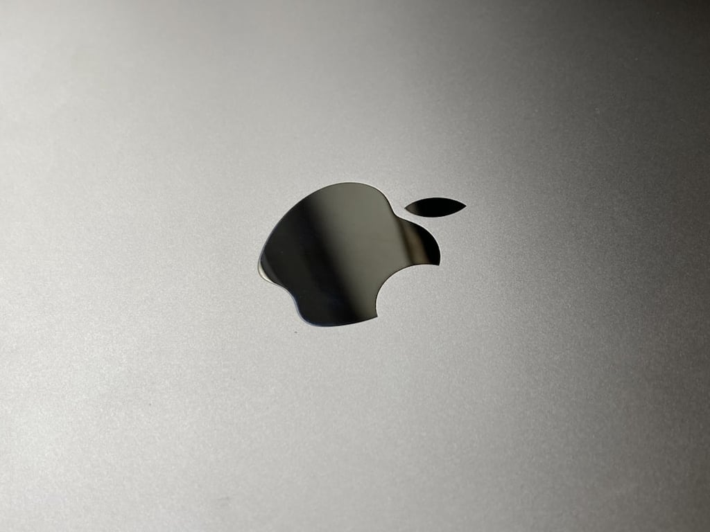 Neuroscientists Sue Apple over Alleged Use of Pirated Books to Train AI Models